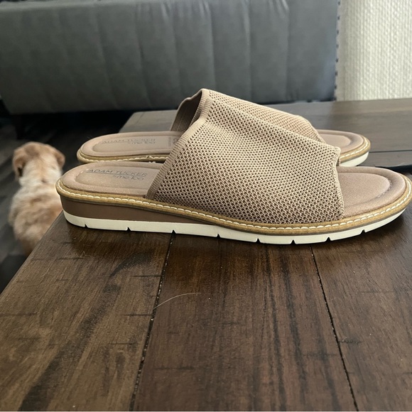 Adam Tucker Me Too tan slide size 9 with elastic top and small wedge - Picture 2 of 3